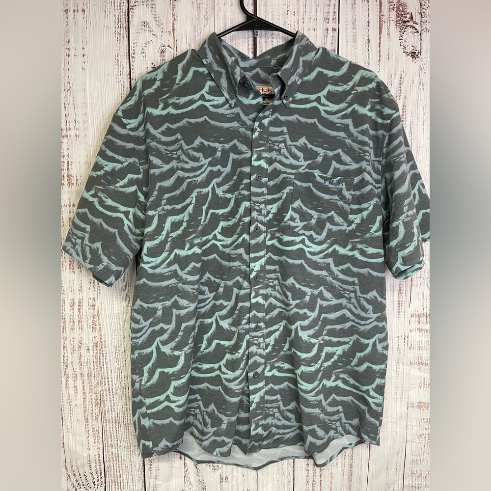 Huk Fishing Shirt Short Sleeve Button Down Men's Size Medium Blue Waves